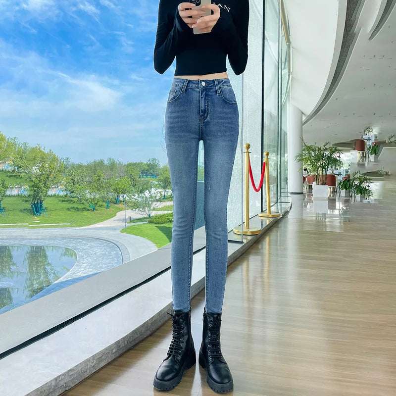 Fashionable stretch women's jeans