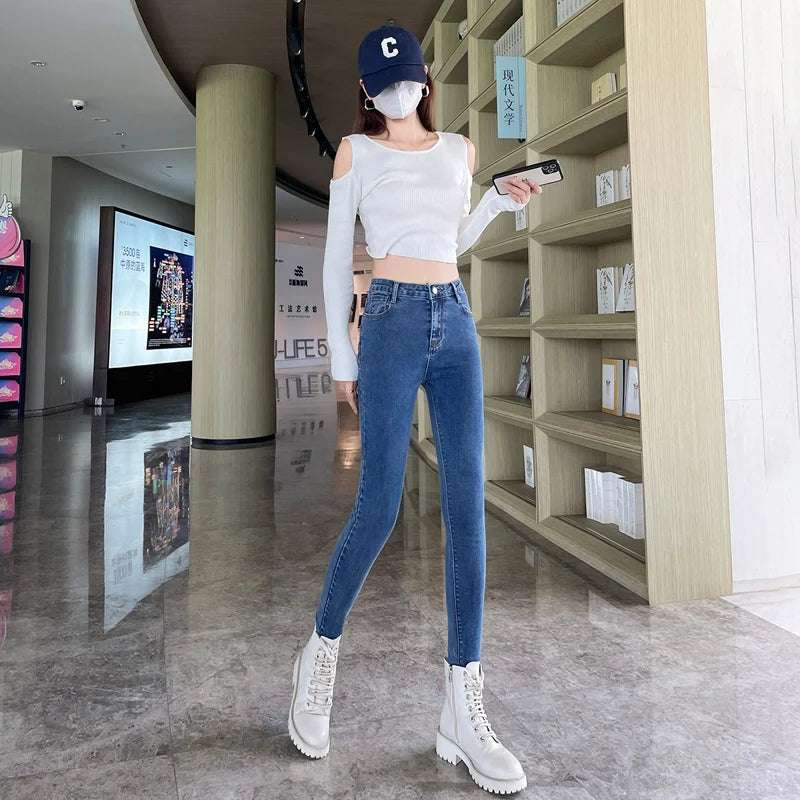 Fashionable stretch women's jeans