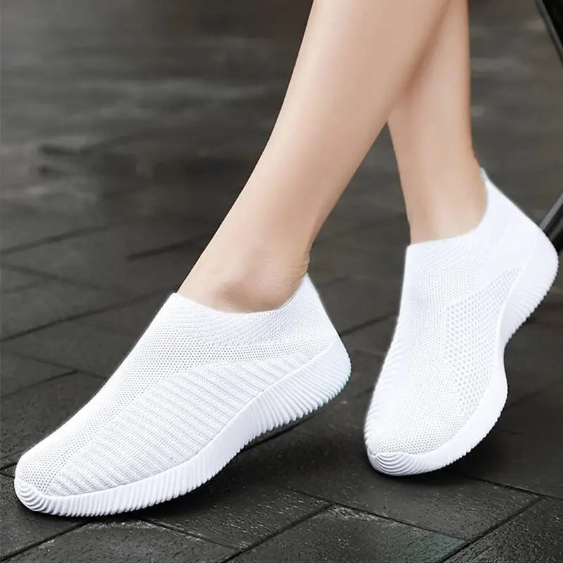 Women's sports shoes without laces